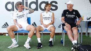 Kroos charla relajadamente con Modric y Ancelotti en la pretemporada