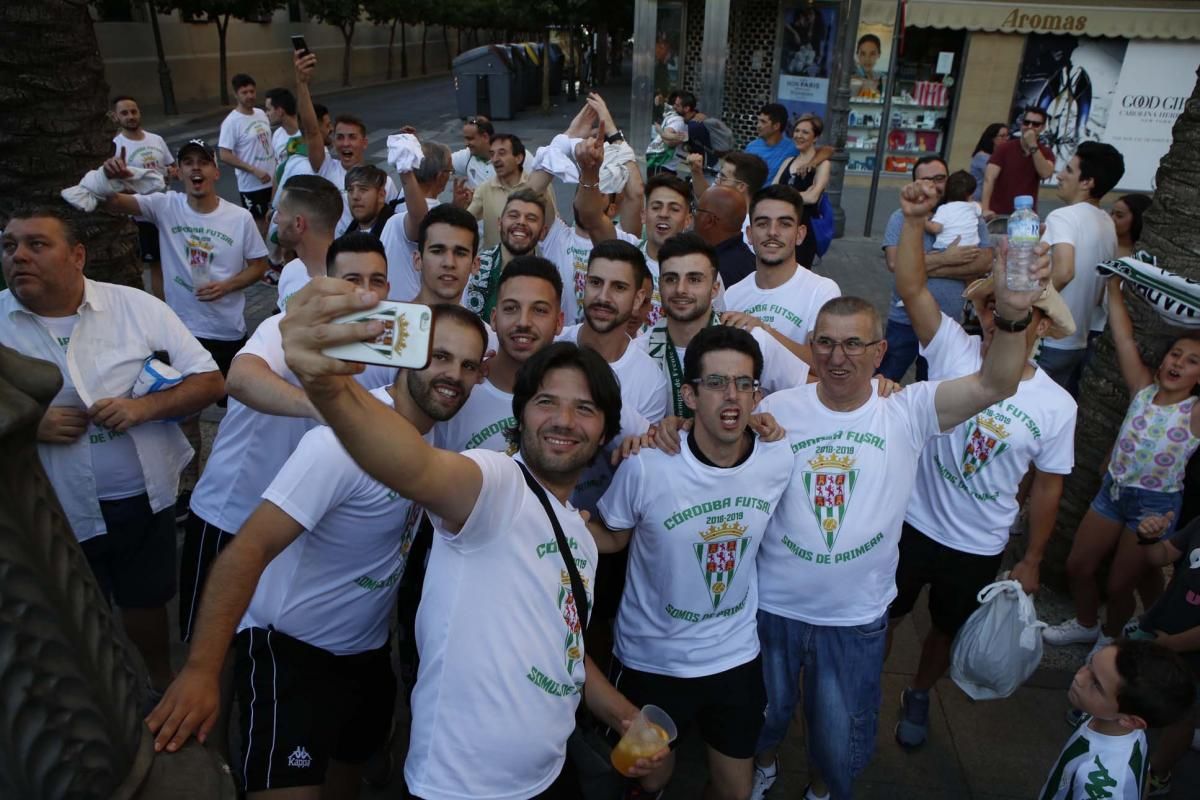 El Córdoba CF Futsal celebra el ascenso en Las Tendillas