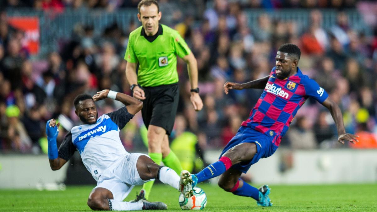 Umtiti y Wakaso chocan en un balón dividido del Barça-Alavés en 2019.