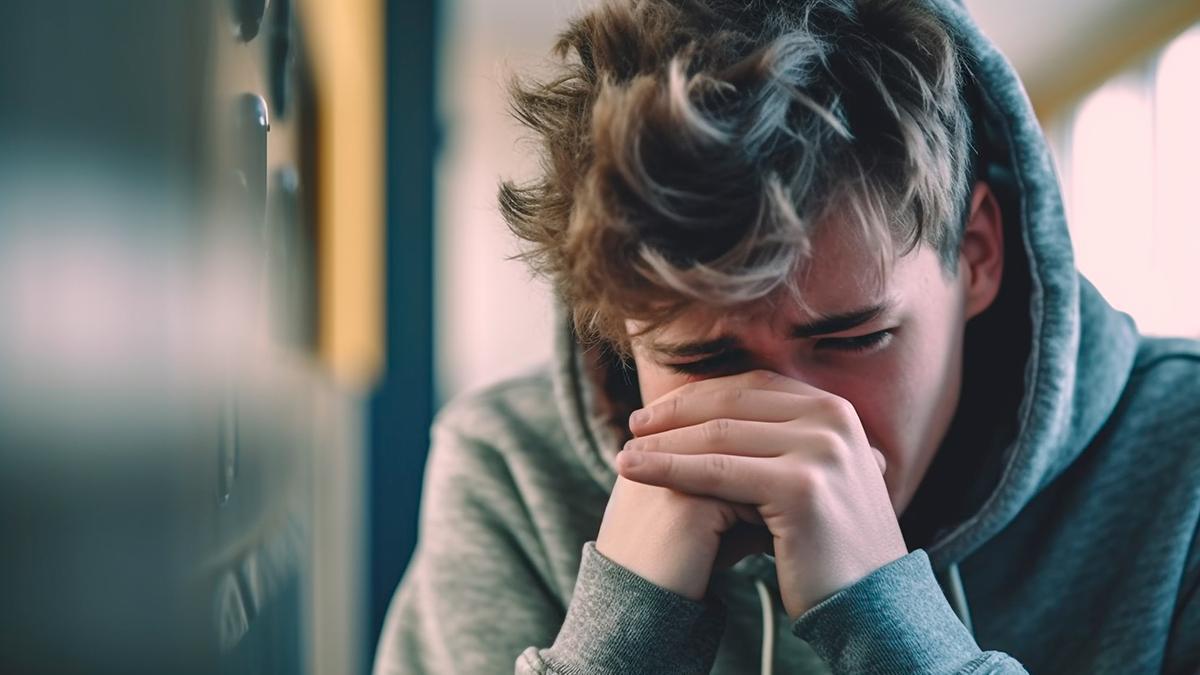 Un adolescente llorando