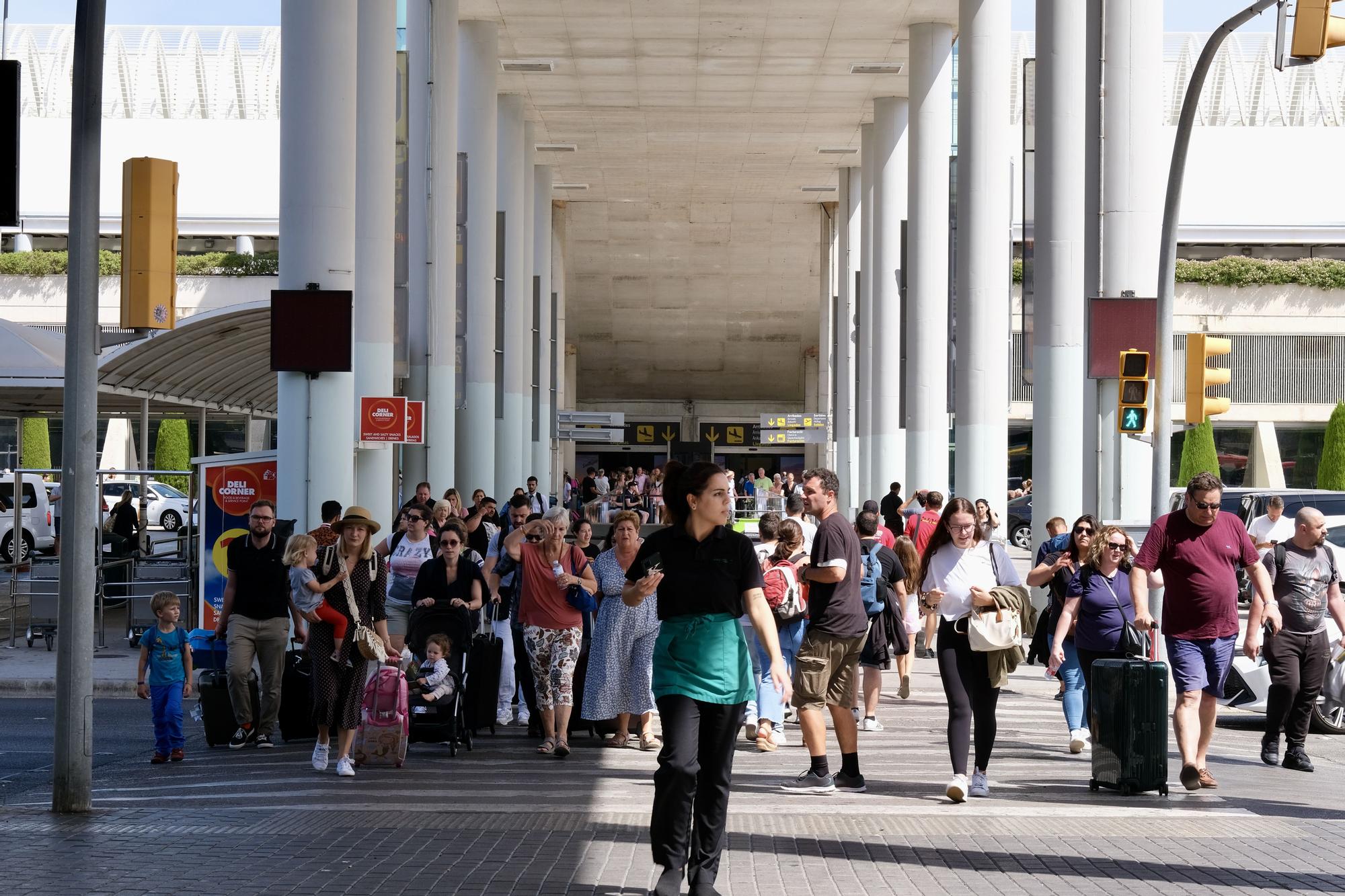 Las fotos del atasco de los 7.000 coches al día en el parking exprés del aeropuerto de Palma