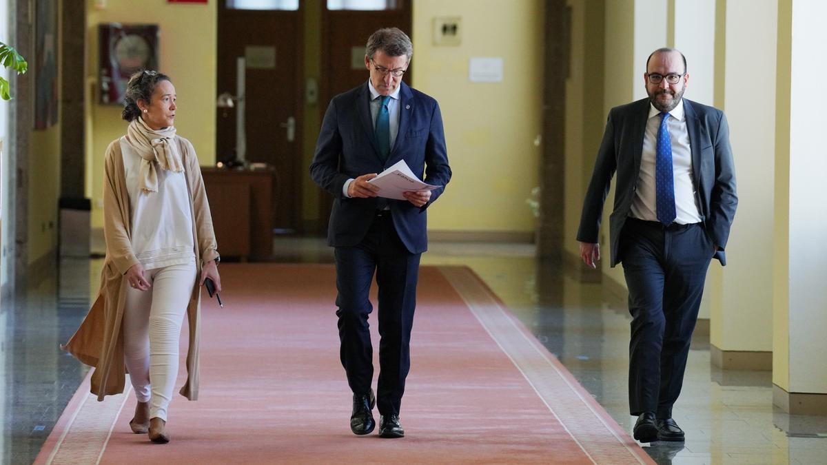 Feijóo, recorre los pasillos del Parlamento con su carta de dimisión en la mano