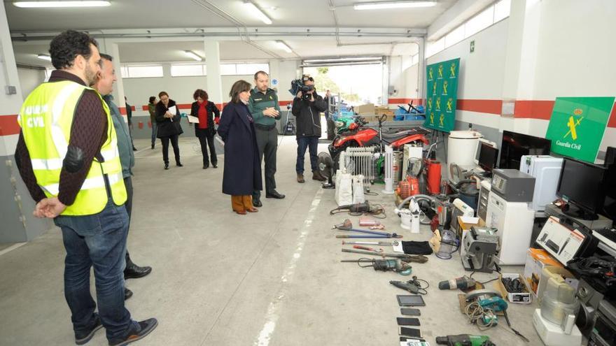 La subdelegada del Gobierno y el teniente coronel Touceda observan, en el cuartel de Lalín, parte del material recuperado.