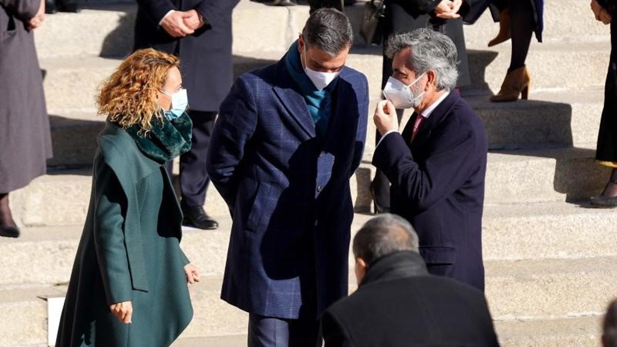 Los presidentes del Gobierno, Pedro Sánchez; del Congreso, Meritxell Batet, y del Consejo General del Poder Judicial, Carlos Lesmes, este 6 de diciembre de 2021 en el acto por el 43º aniversario de la Constitución, en la Puerta de los Leones de la Cámara baja.