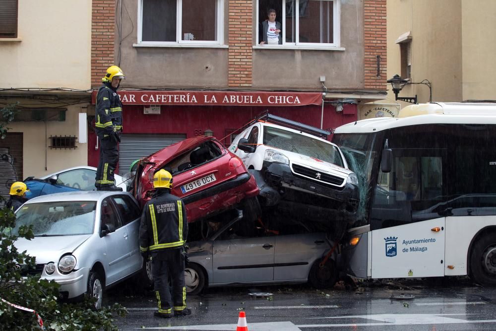 Un autobús arrolla varios coches en Málaga ...