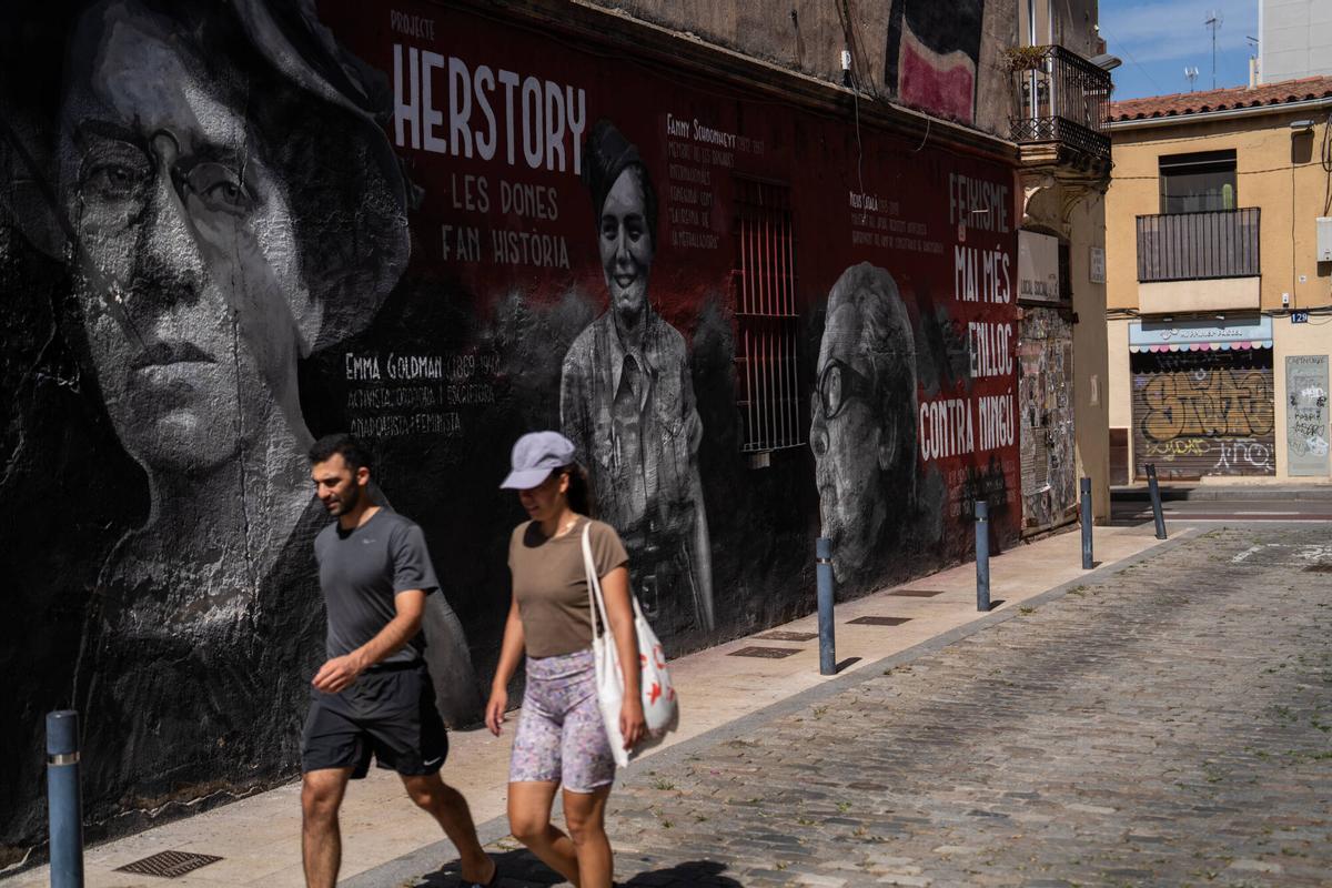 El mural 'Herstory' en el Poblenou, dedicado a Neus Català y otras tres mujeres referentes del antifascismo, después que su autor borrara personalmente las esvásticas con las que había sido vandalizado