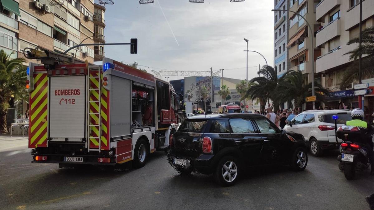 Camión de bomberos junto al lugar del accidente que se ha producido en el centro de Alicante