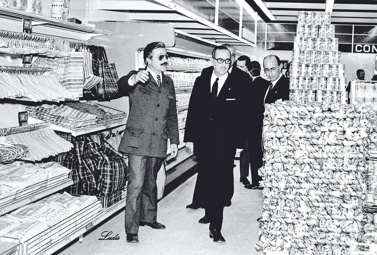 Día de la inauguración de Simago, donde se podía adquirir alimentación y todo tipo de productos.