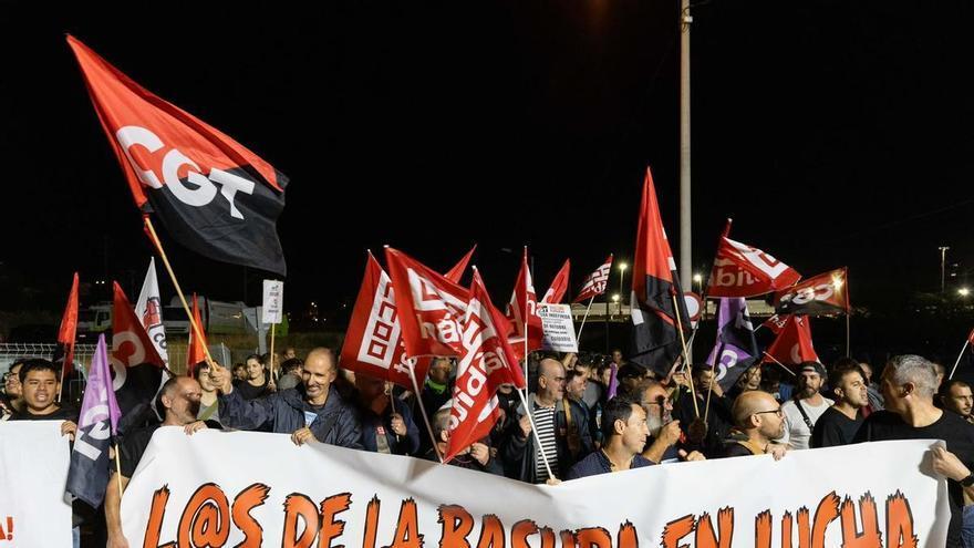 Empieza la huelga de limpieza en Zaragoza con unos servicios mínimos al máximo y acoso a una concejala