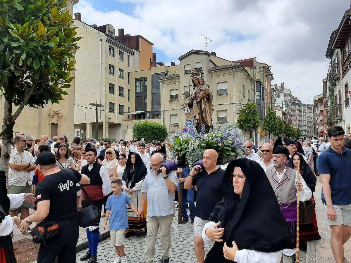 La misa y procesión del Carmín de la Pola, en imágenes