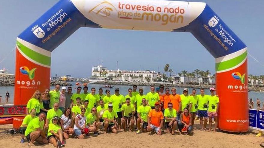 Carmelo Santana y Judit Padrón, ganadores de la XII Travesía a Nado a Playa de Mogán