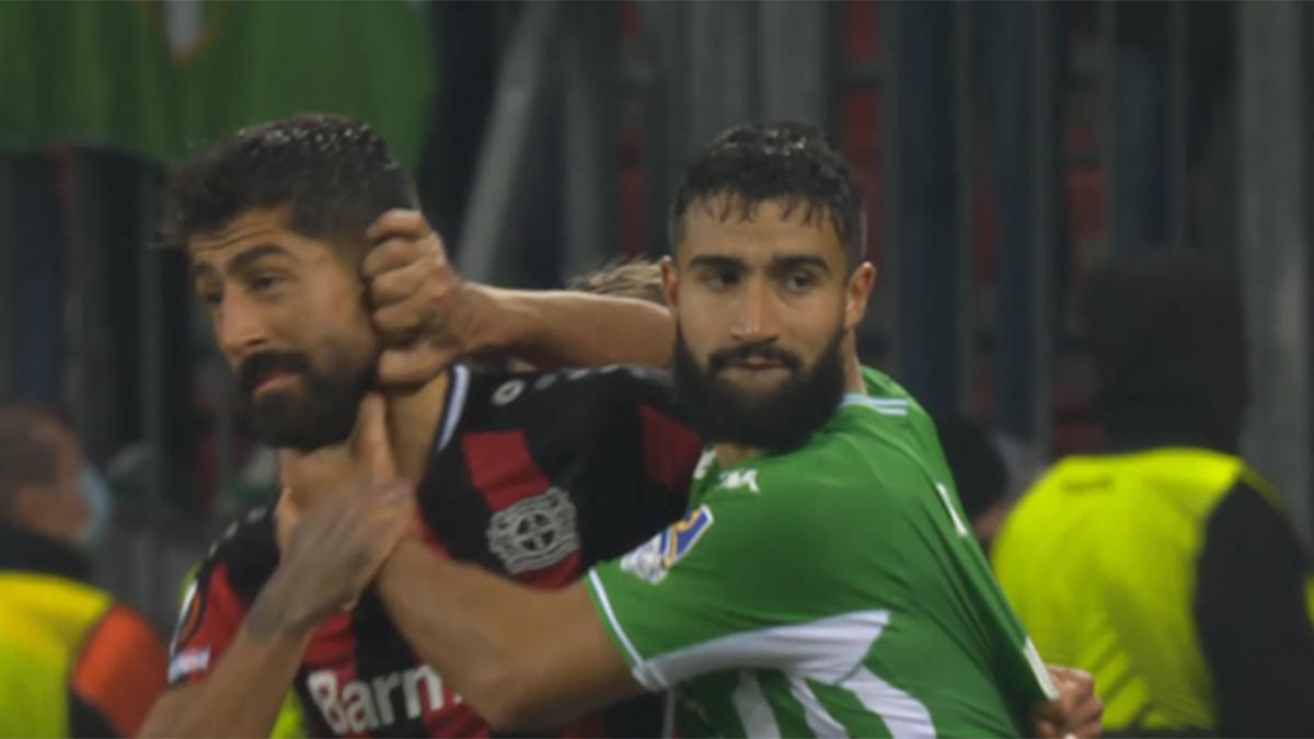 ¡¡Pero qué haces, Fekir!! Propicia una tangana y acaba expulsado en la goleada que recibe el Betis en Leverkusen