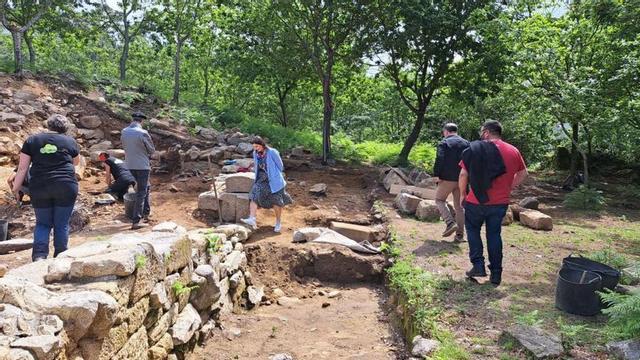 La alcaldesa (centro) y miembros del gobierno, en la visita a las excavaciones. | // FDV