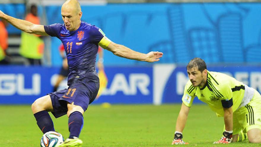 Robben supera a Casillas para marcar