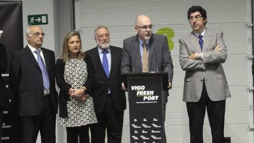 Antonio Campoy, Juan Martínez, Teresa Pedrosa, Enrique López Veiga, Titus van Lieshout, Ignacio López-Chaves y Jorge González-Portela, ayer, en la inauguración de la nave en Guixar. // A. Irago