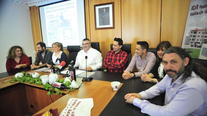 Pilar Martínez y Mar Moimenta (primera y tercera por la izquierda), con David Castro en el centro. |   // I.ABELLA