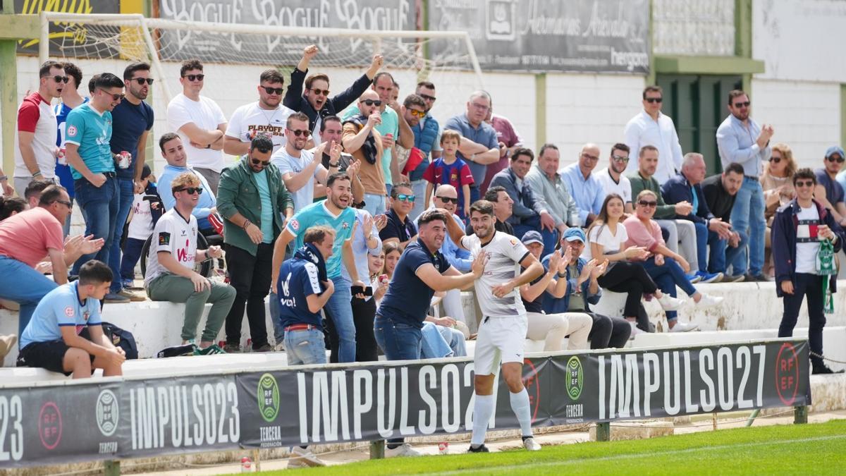 La afición y plantilla del CD Pozoblanco celebra uno de los goles ante el Bollullos.