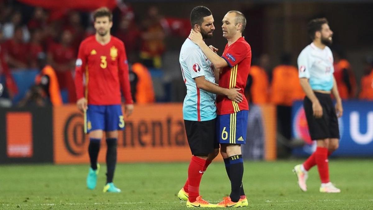 Iniesta consuela a su compañero en el Barça Arda Turan, abucheado por la afición turca, al final del partido
