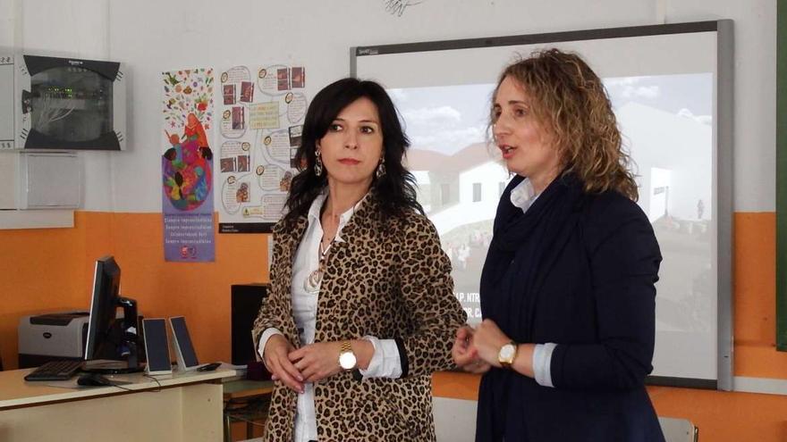 La consejera de Educación y Empleo, Esther Gutiérrez, en el CEIP de Zarza la Mayor.