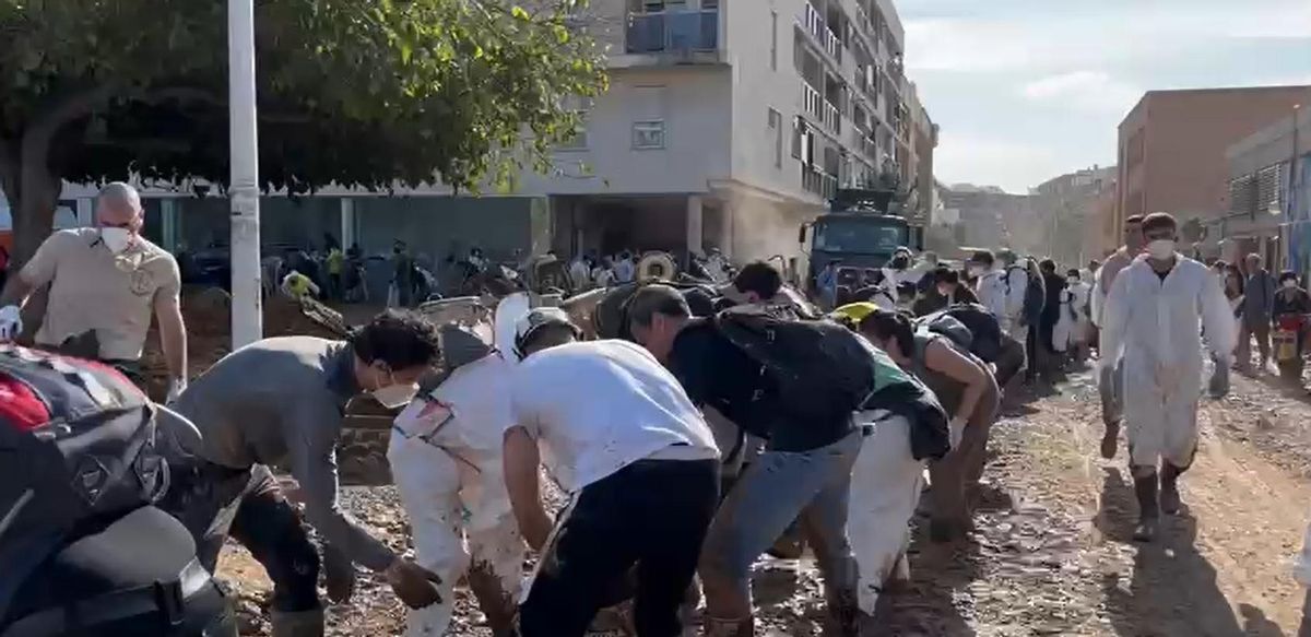 Una gran cadena humana de toda España saca fango del instituto de Catarroja.