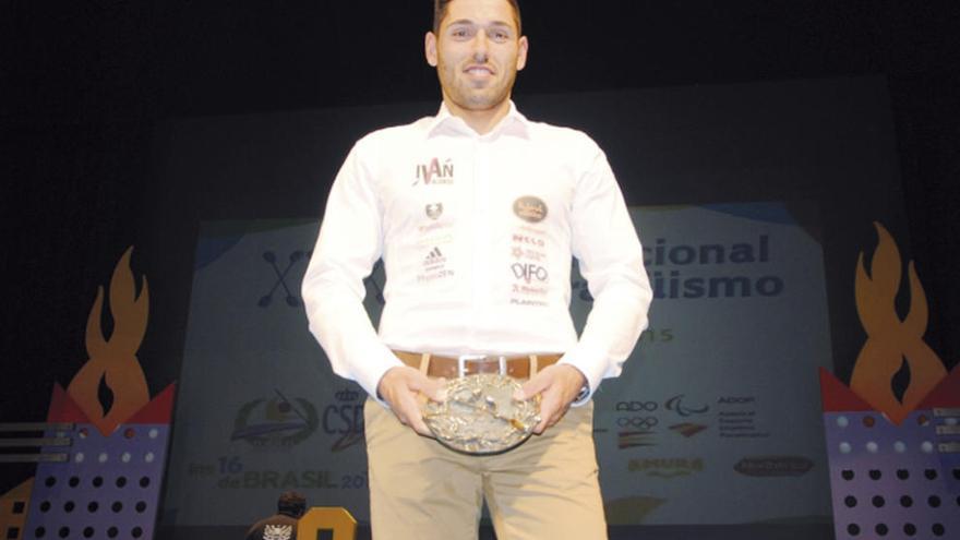 Iván Alonso, en la gala, tras recibir su galardón como mejor deportista de 2014. // FdV