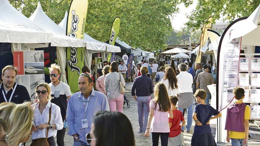 Numeroso público acudió ayer a las instalaciones de la feria náutica