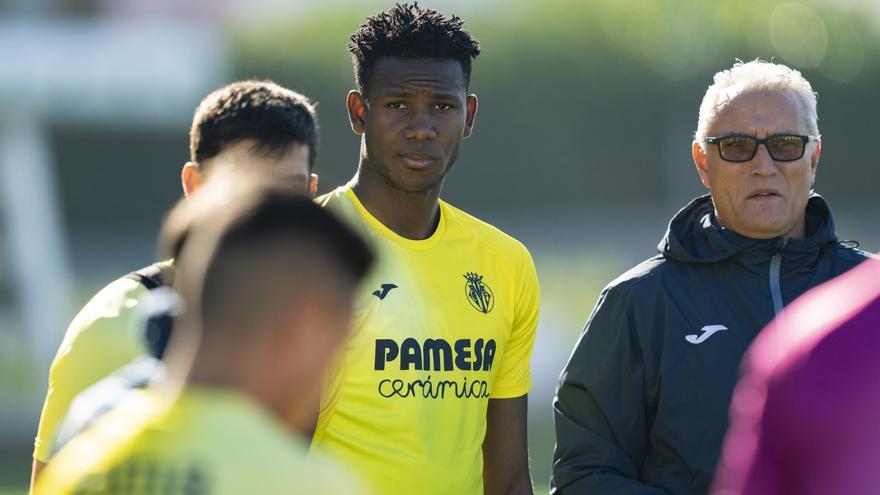 Marcelino insiste en Mosquera: el plan A del Villarreal para reforzar el centro de la defensa