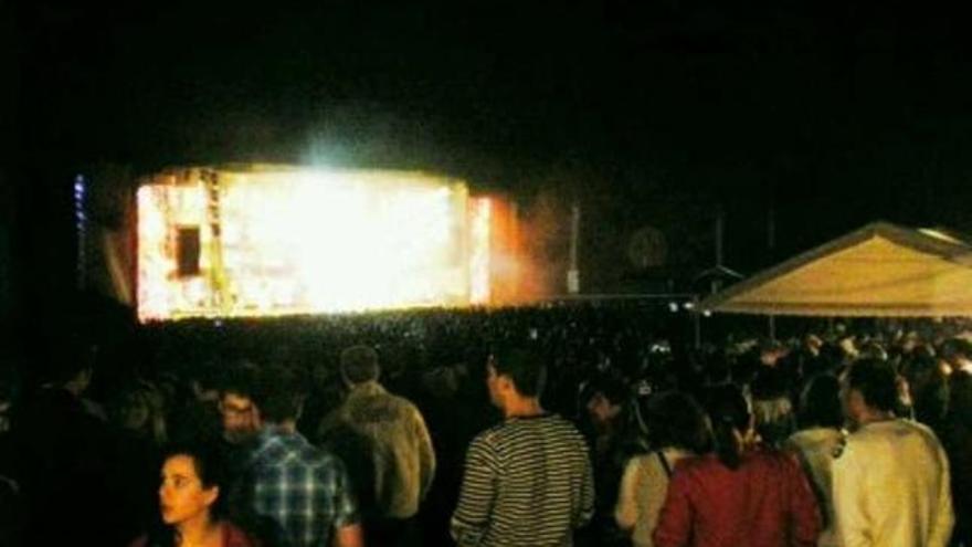 El campo de la fiesta de Val abarrotado, el año pasado, durante su Festa da Xuventude.  // Rocío Sánchez