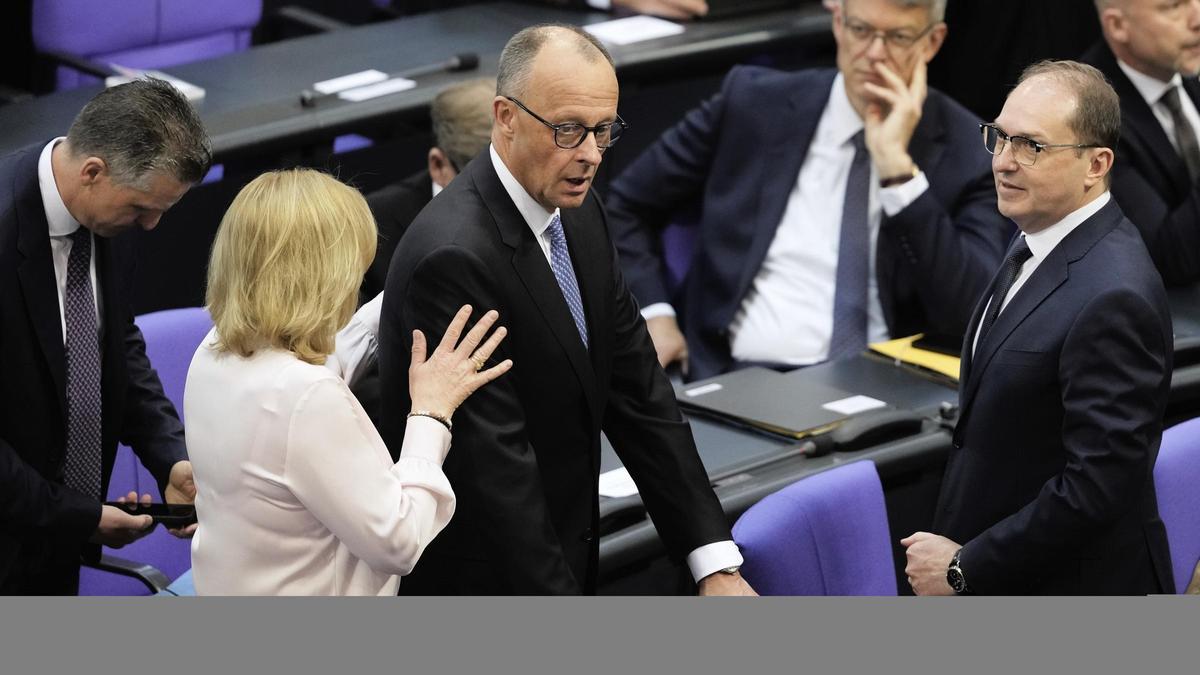 El líder conservador alemán, Friedrich Merz, tras conocer el resultado adverso de la votación, este martes en el Bundestag.