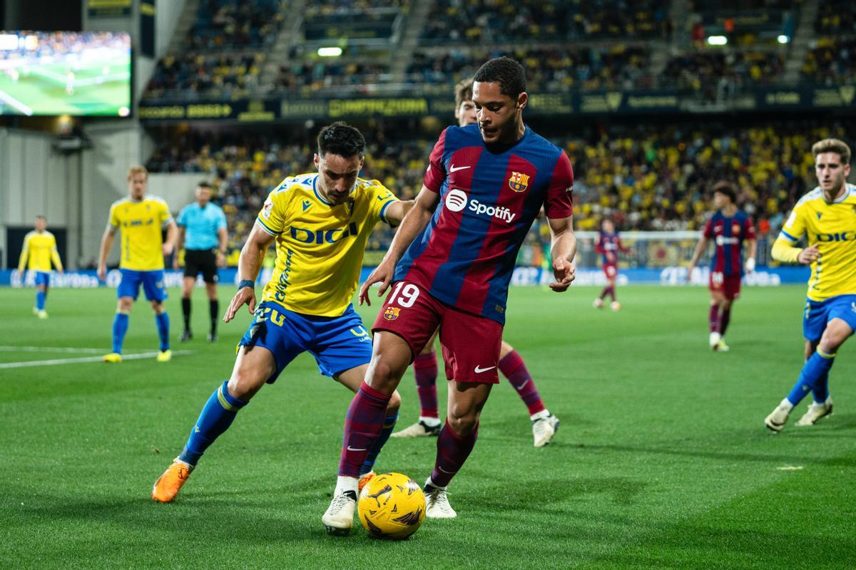 Vitor Roque del FC Barcelona en acción durante el partido de fútbol de la liga española, La Liga EA Sports, jugado entre el Cádiz CF y el FC Barcelona en el estadio Nuevo Mirandilla el 13 de abril de 2024, en Cádiz, España.