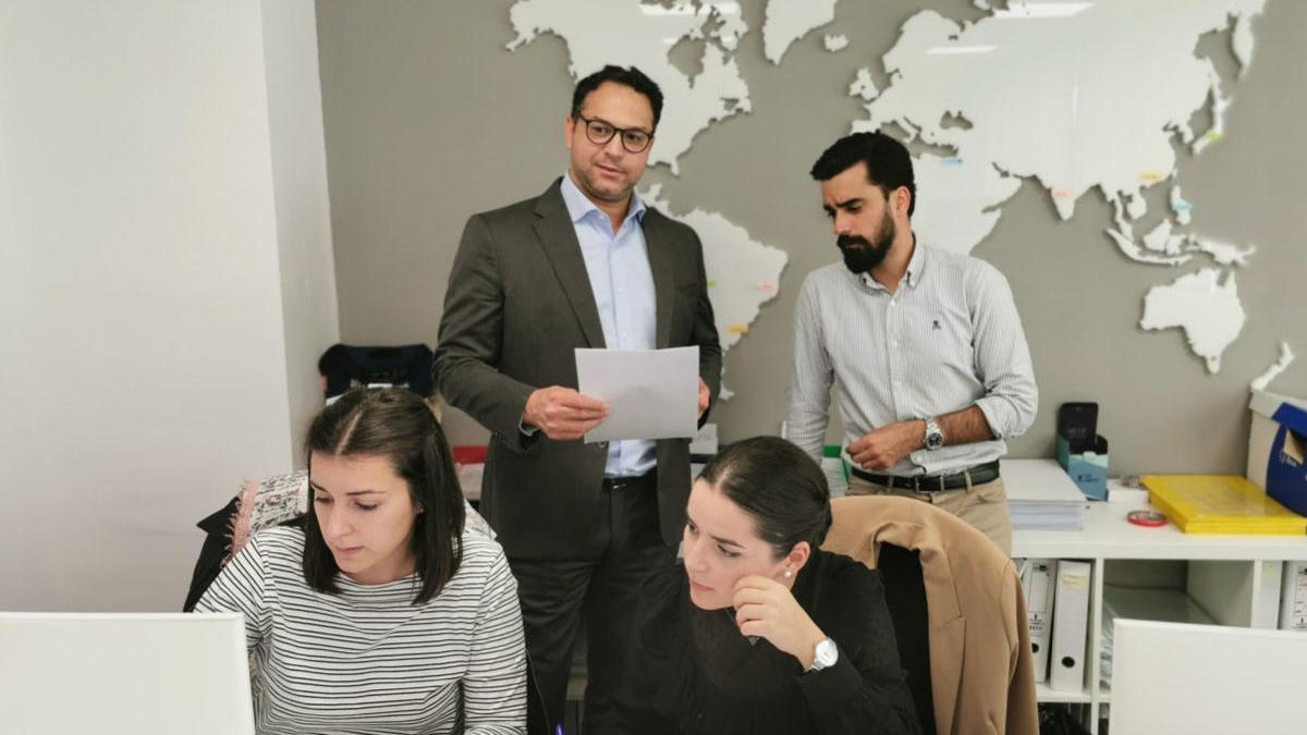 El empresario Farouk Hamed, con parte de su equipo de trabajo en la oficina de Málaga