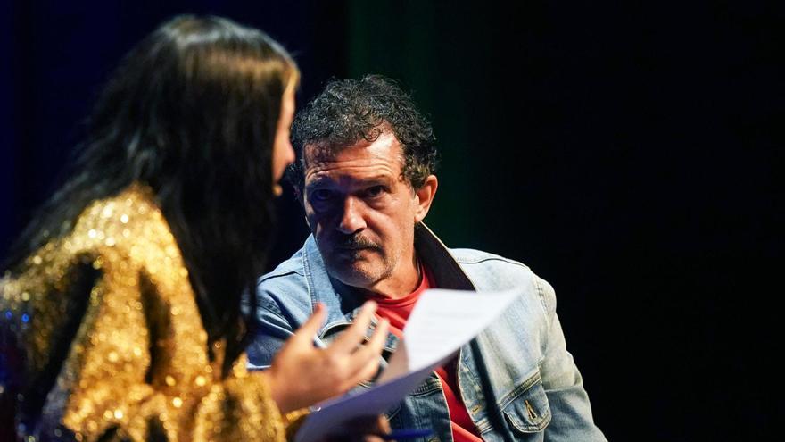 El encuentro de Antonio Banderas con jóvenes en el Teatro del Soho, en imágenes.