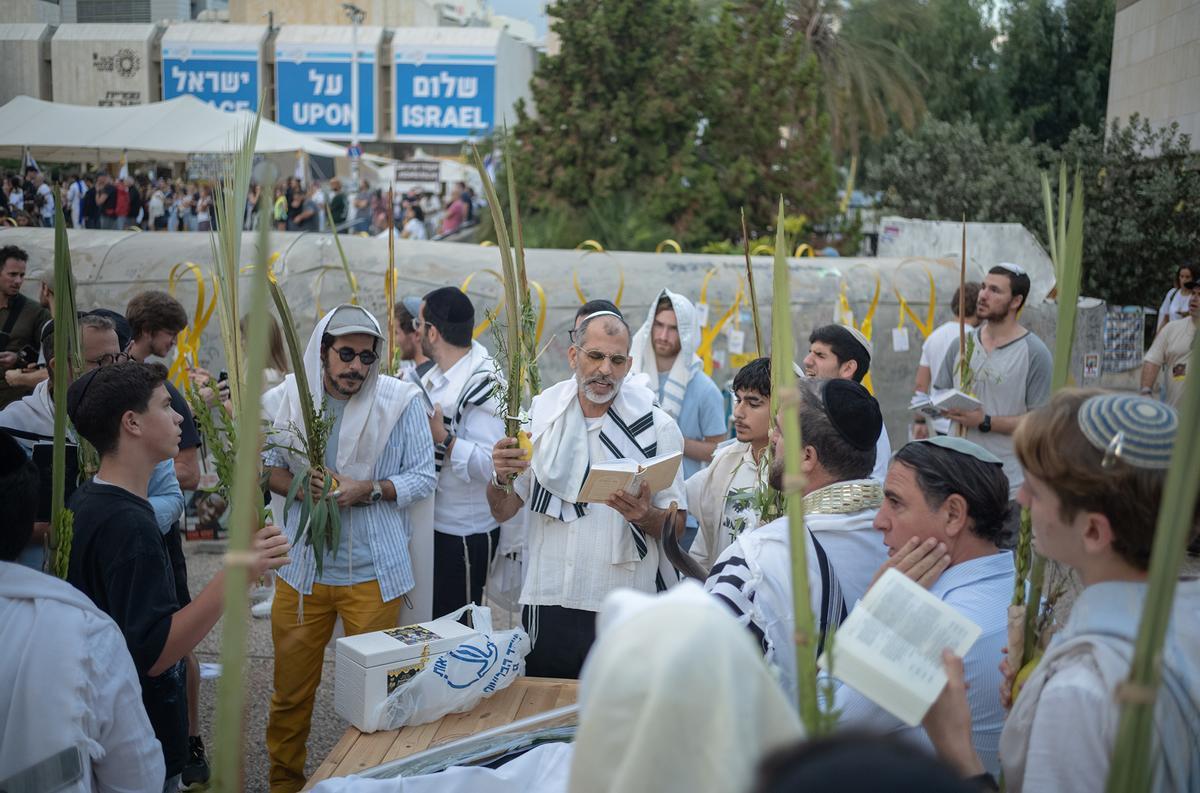 Cientos de personas aguardan en Tel Aviv el regreso de los rehenes liberados por Hamás