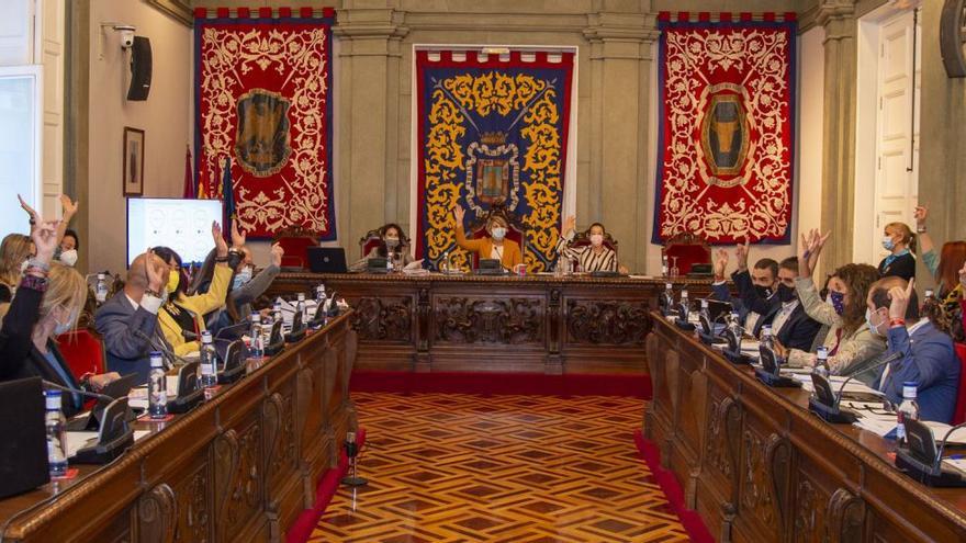 Los concejales del Pleno del Ayuntamiento de Cartagena votan una de las iniciativas. | IVÁN URQUÍZAR