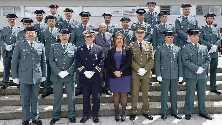 Las autoridades y mandos posaron junto a los agentes que fueron condecorados ayer. // Gustavo Santos