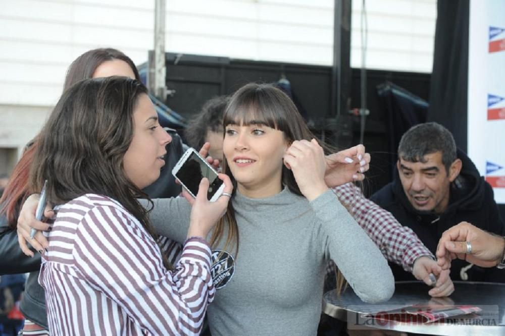 Firma de discos de Aitana en Murcia