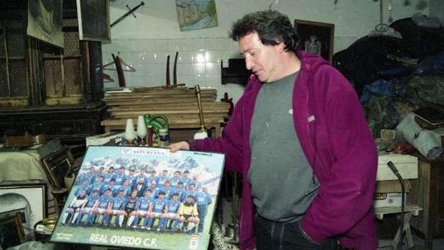 Javier Serantes, en 2002, ante un póster del Oviedo.