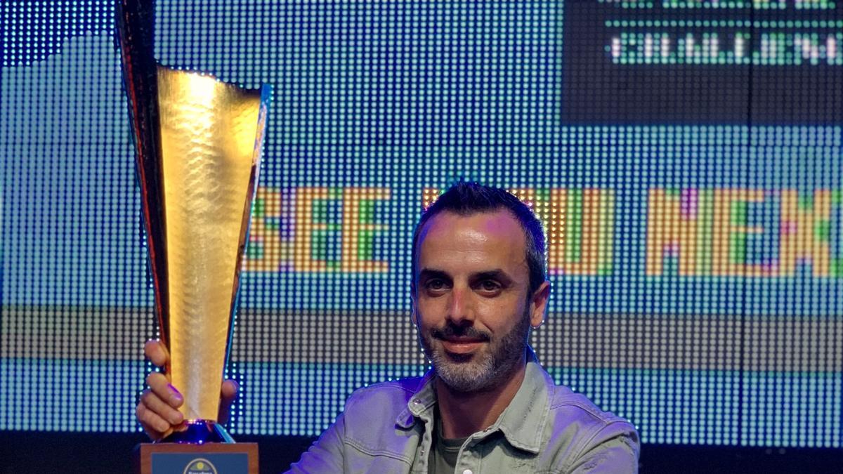 Eduardo Cano posa con el premio a la cerveza más innovadora en el certamen Barcelona Beer Challenge