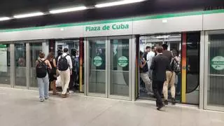 Las quejas por la saturación del metro añaden presión a la Junta: "En lugar de Sevilla parece Tokio en hora punta"