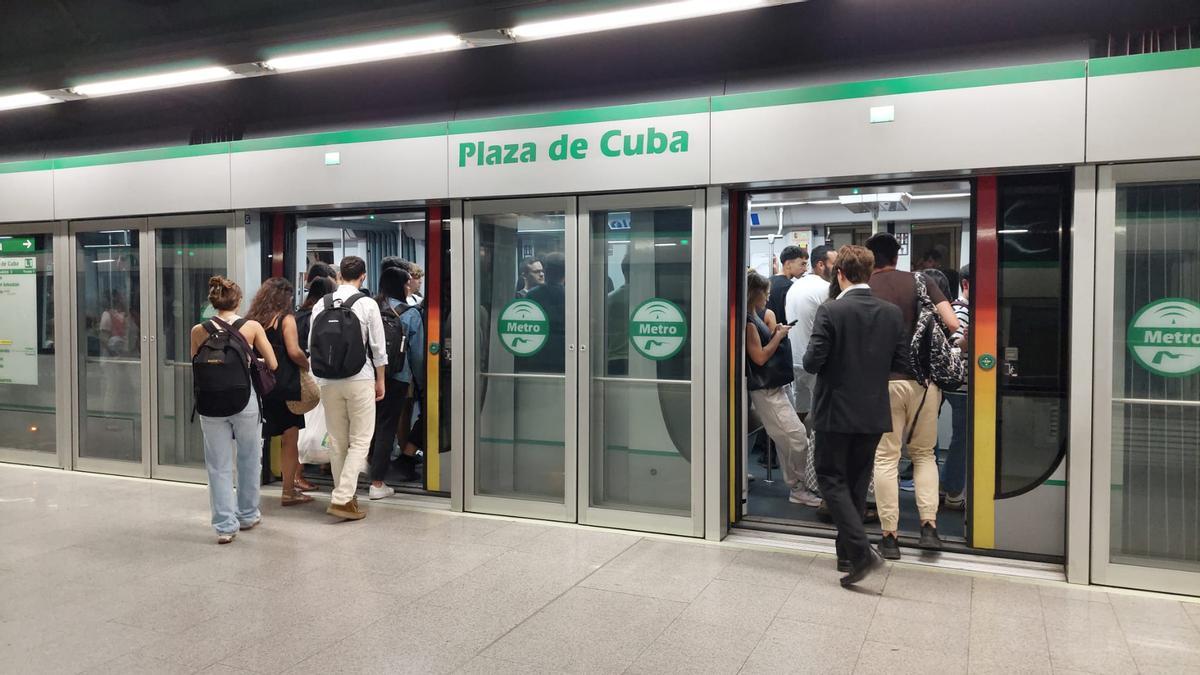 Fotografía de un tren parado en la estación de Plaza de Cuba