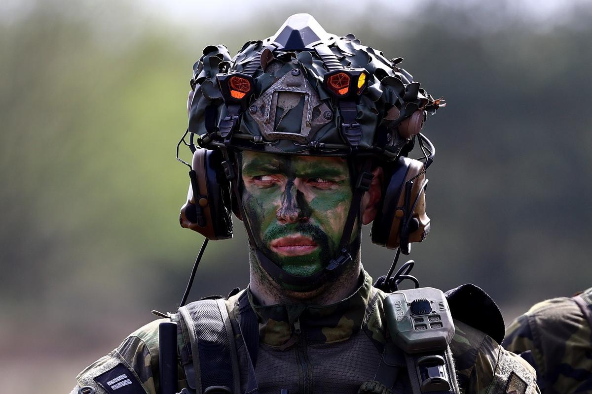 Gardelegen (Alemania), 08/04/2024.- Un soldado checo de la 41 división mecanizada, durante un ejercicio de la OTAN 
