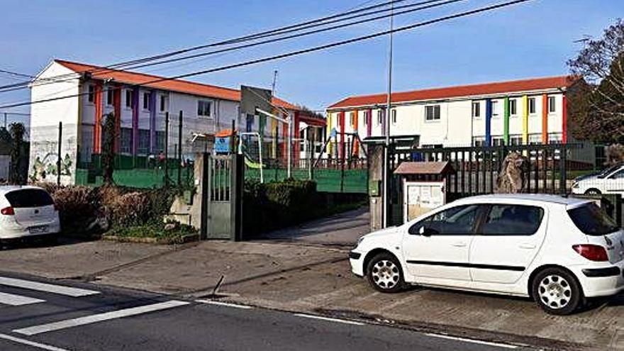 Exterior de la escuela unitaria de Carnoedo, en Sada.