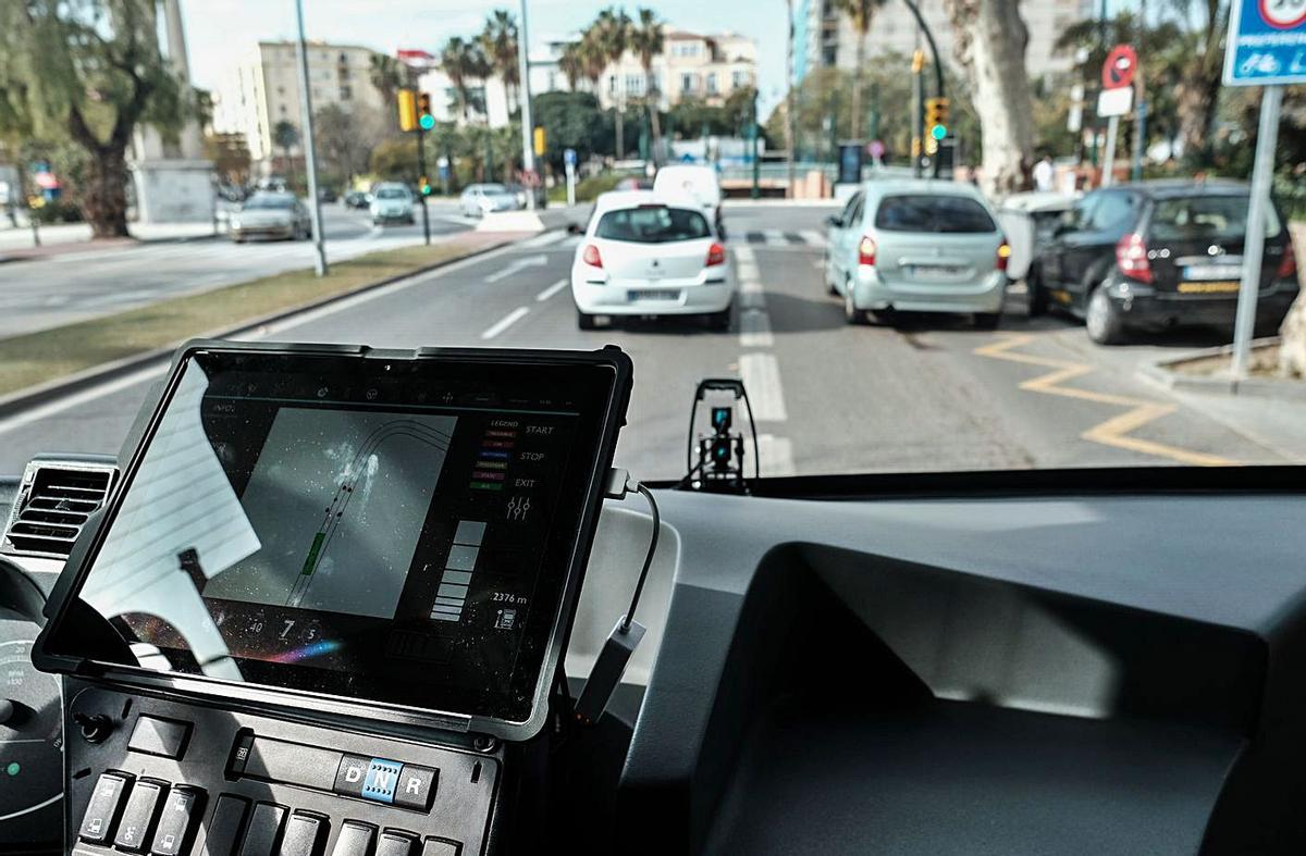 El primer autobús sin conductor arrancó motores ayer en Málaga. | GREGORIO MARRERO