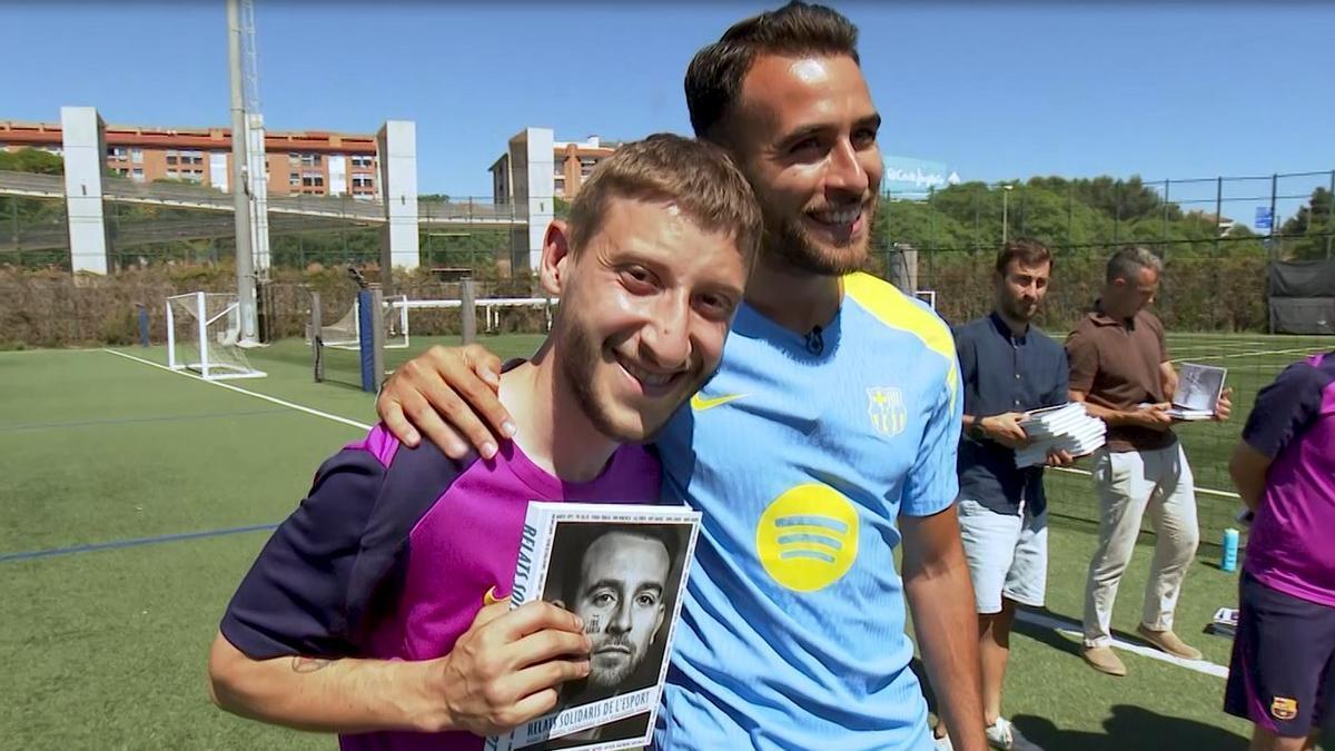 Eric García regala el libro de relatos solidarios al equipo del FC Barcelona Genuine
