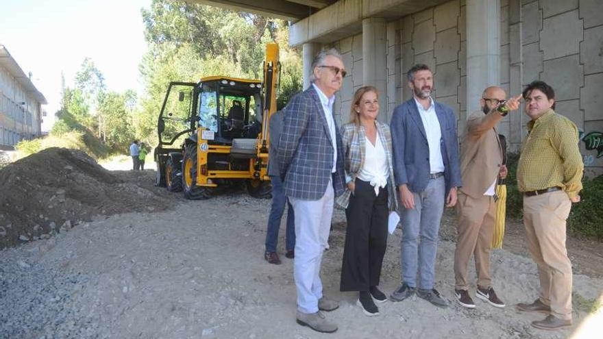 La visita de los alcaldes de Vilagarcía y Caldas a las obras de la Vía Verde do Salnés. // Noé Parga