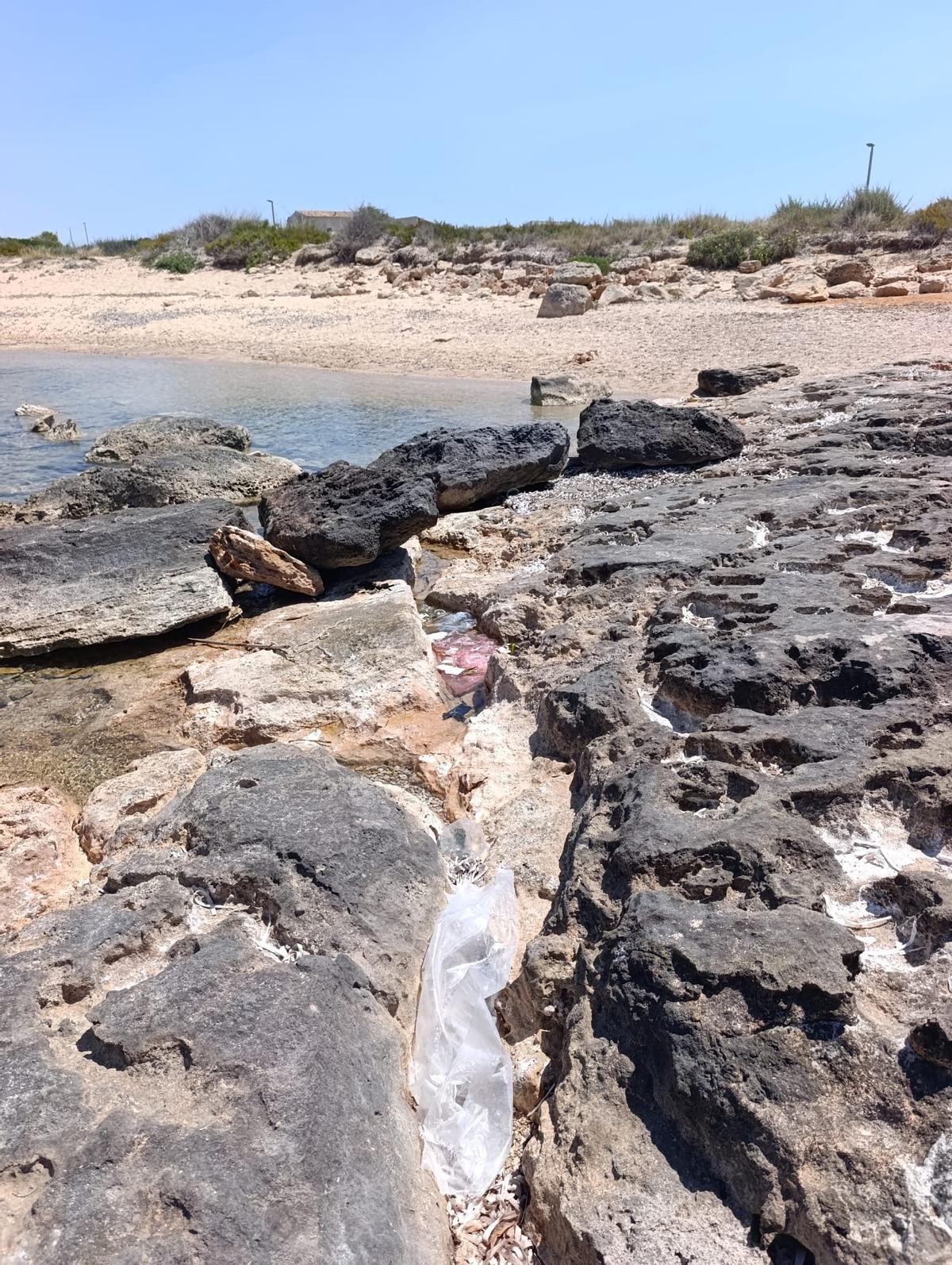 Playa Sa Bassa des Cabots, junto al paseo, entre dos hoteles