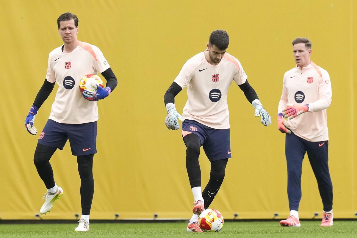 Los porteros del FC Barcelona Wojciech Szczęsny (i), Joan García y Marc-André ter Stegen (d) durante el entrenamiento de su equipo en la ciudad deportiva Joan Gamper para preparar el partido de Copa del Rey que mañana disputarán ante el Guadalajara. EFE/Enric Fontcuberta