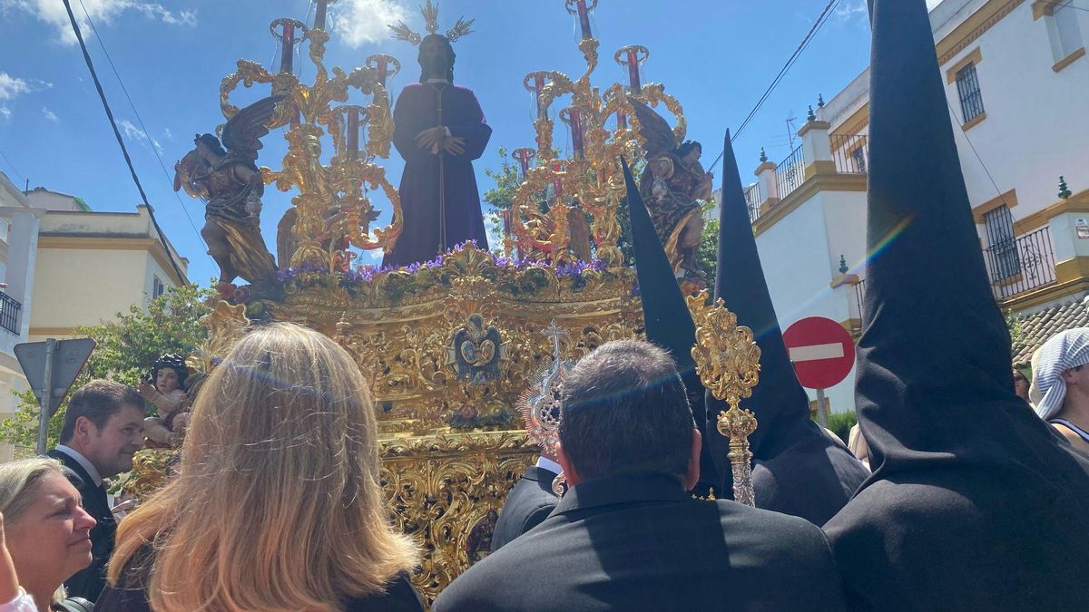 El Cautivo de Santa Genoveva, en la esquina de Río de la Plata con la calle Brasil saluda a la Hermandad de la Paz y busca ya el Parque de María Luisa.