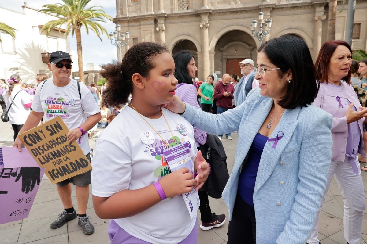 El Ayuntamiento despliega un gran lazo morado en las Casas Consistoriales por el 25N.