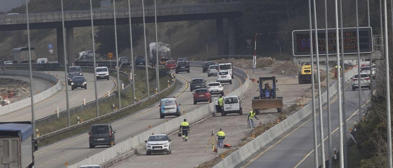 Obras de construcción del tercer carril en la “Y”, ayer.